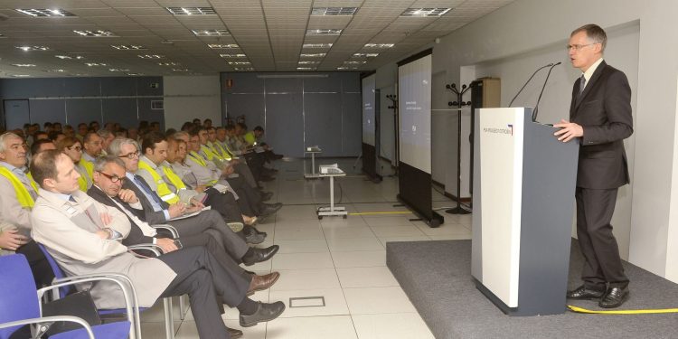 PSA Vigo desoye las peticiones de sus trabajadores y mantiene la actividad