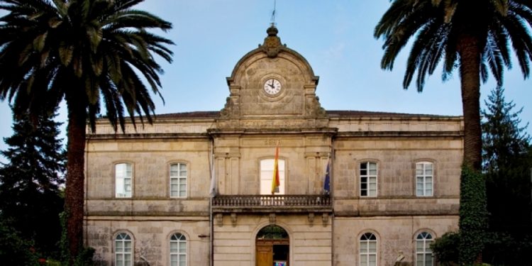 A Policía Local pecha comercios en Ponteareas e intervén por aglomeracións en supermercados