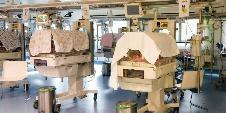 Una mujer con coronavirus da a luz en Vigo a un bebé sano