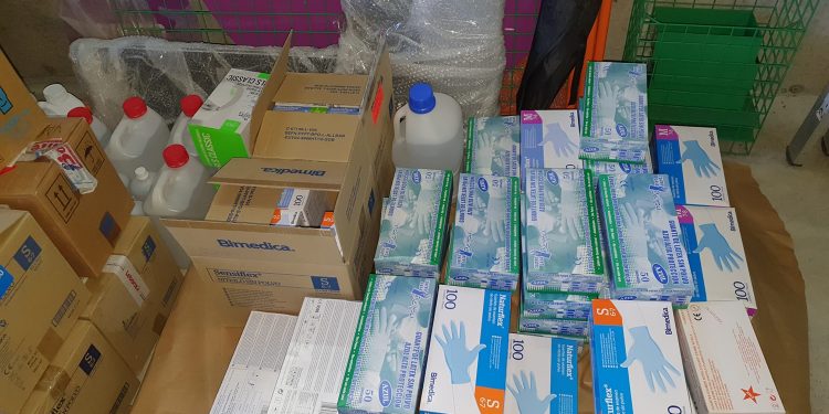 A UVigo achega 3.800 mascarillas, case 100.000 pares de luvas e 1.000 batas ao Sergas