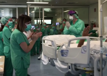 La UCI del Álvaro Cunqueiro celebra la primera alta de un paciente con coronavirus