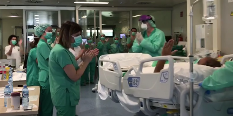 La UCI del Álvaro Cunqueiro celebra la primera alta de un paciente con coronavirus