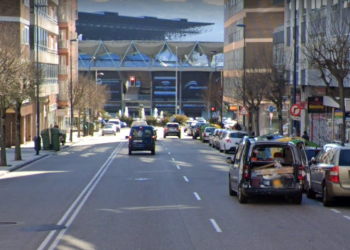 Un motorista resulta herido de consideración tras chocar contra un coche en Vigo