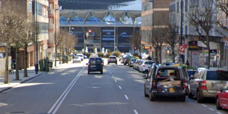 Un motorista resulta herido de consideración tras chocar contra un coche en Vigo