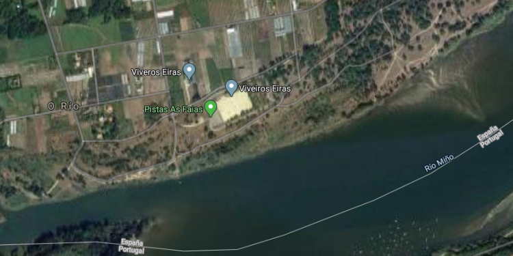 Cuatro personas salvan la vida en O Rosal tras caer al río y romper las ventanillas del coche