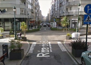 Herido el conductor de un patinete eléctrico en Vigo al chocar con un coche