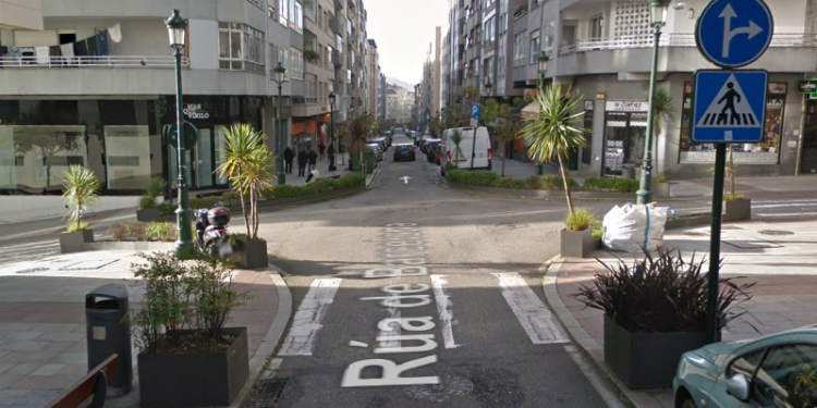 Herido el conductor de un patinete eléctrico en Vigo al chocar con un coche