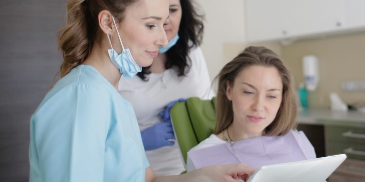 O Cunqueiro repartirá tablets entre os pacientes con coronavirus para promover videoconferencias