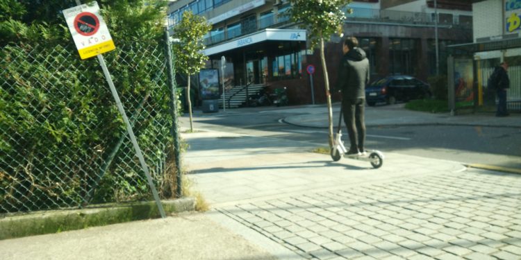 La Policía Local de Vigo multa a siete conductores de patinetes eléctricos en cuatro horas