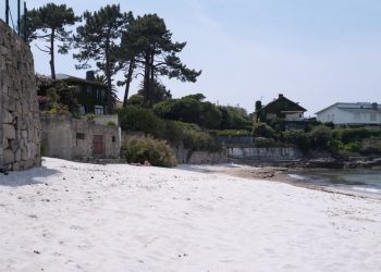 Eliminan un vertido de augas residuais nunha praia de Vigo