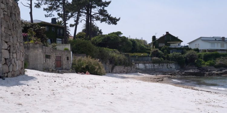 Eliminan un vertido de augas residuais nunha praia de Vigo