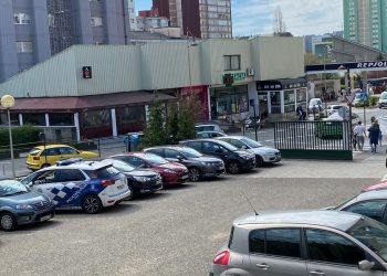 Critican que la Policía Local tenga que abrir y cerrar escuelas en Vigo ante la falta de porteros