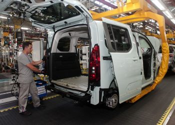 Caballero insta a la dirección y los sindicatos de PSA a negociar una solución