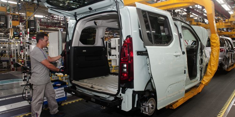 Caballero insta a la dirección y los sindicatos de PSA a negociar una solución