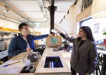 Llega a Vigo la aplicación que vende los excedentes de comida a un precio reducido