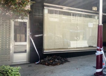 Precintan una fachada de la calle Aragón tras sufrir unos desprendimientos