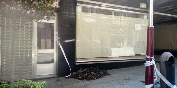 Precintan una fachada de la calle Aragón tras sufrir unos desprendimientos