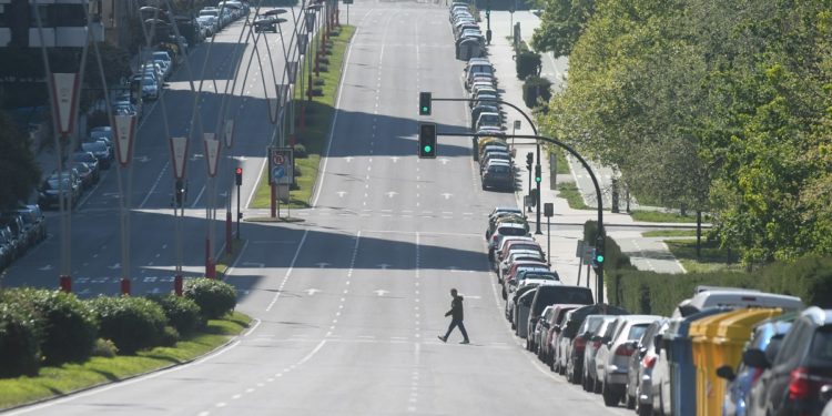 La Policía denuncia a dos jóvenes por discutir en una calle de Vigo y a otros cuatro por reunirse en un parque