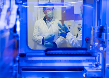 Feijóo anuncia en Vigo que os test de dobre banda se destinarán a sanitarios, urxencias e residencias