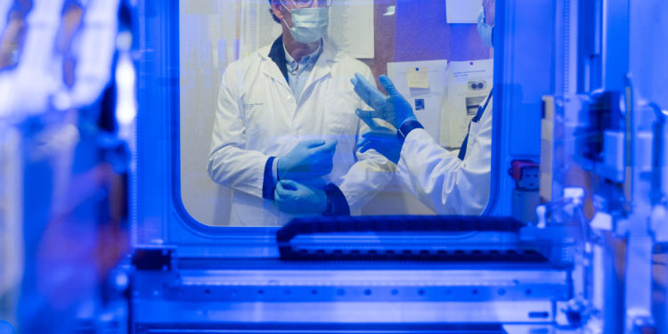 Feijóo anuncia en Vigo que os test de dobre banda se destinarán a sanitarios, urxencias e residencias