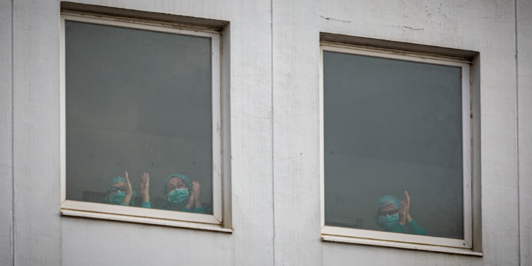 Aplauso sanitario en el Meixoeiro y caravana de agradecimiento por las calles de Vigo