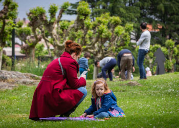 Los niños salen a la calle en Vigo y Caballero avisa: «Cautela y precaución, todavía hay contagios»