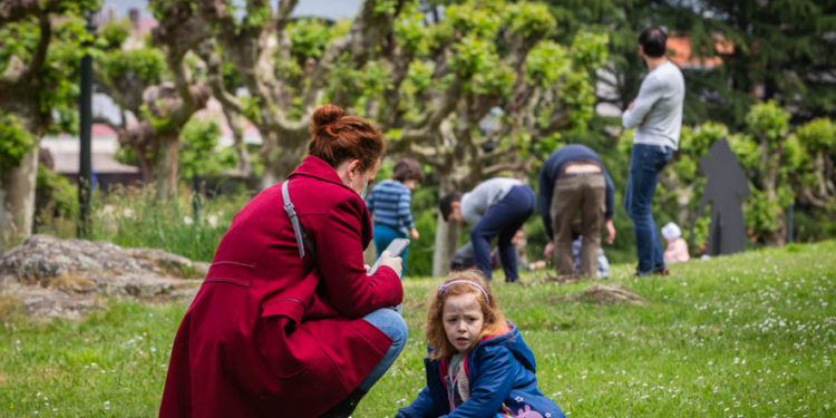 Los niños salen a la calle en Vigo y Caballero avisa: «Cautela y precaución, todavía hay contagios»
