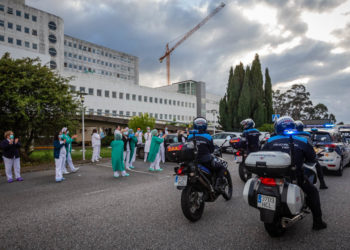 Aplauso sanitario en el Meixoeiro y caravana de agradecimiento por las calles de Vigo
