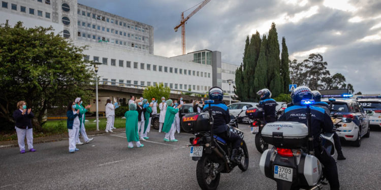 Aplauso sanitario en el Meixoeiro y caravana de agradecimiento por las calles de Vigo