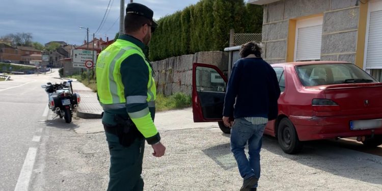 La Guardia Civil intercepta a dos personas que trataban de evadir un control en As Neves