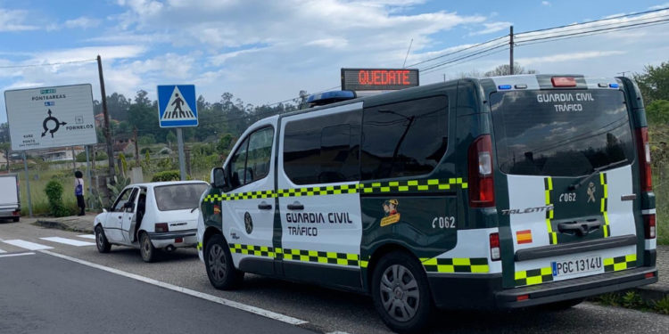 Interceptan a dos conductores multirreincidentes, uno de ellos con droga y acompañantes en el coche