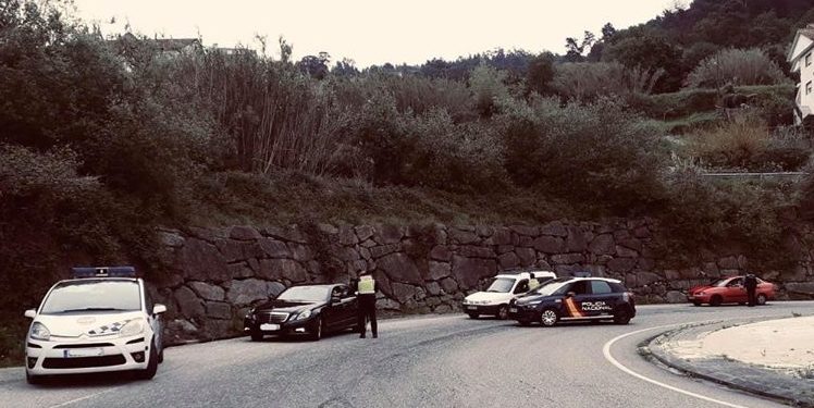 Redondela obliga a pasear el perro con agua y detergente para limpiar las aceras