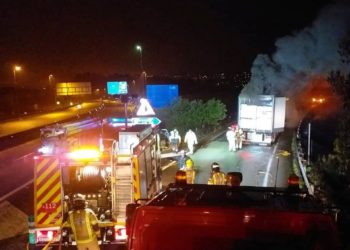 Un camión sufre un incendio en la A-55