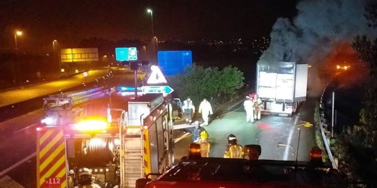 Un camión sufre un incendio en la A-55