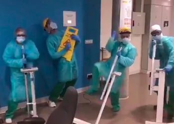 El personal de la planta Covid del Cunqueiro da las gracias bailando