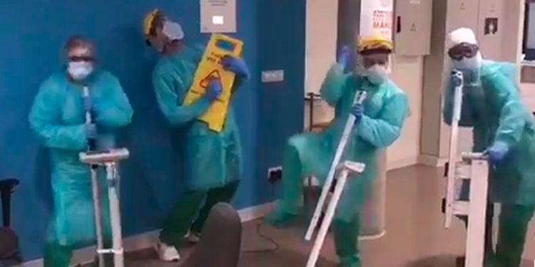 El personal de la planta Covid del Cunqueiro da las gracias bailando