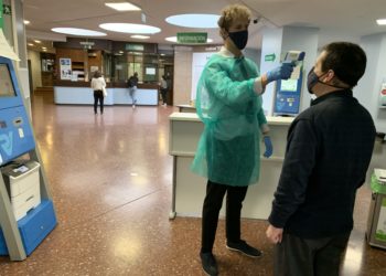 Controles de acceso y reparto de mascarillas en Povisa para evitar contagios