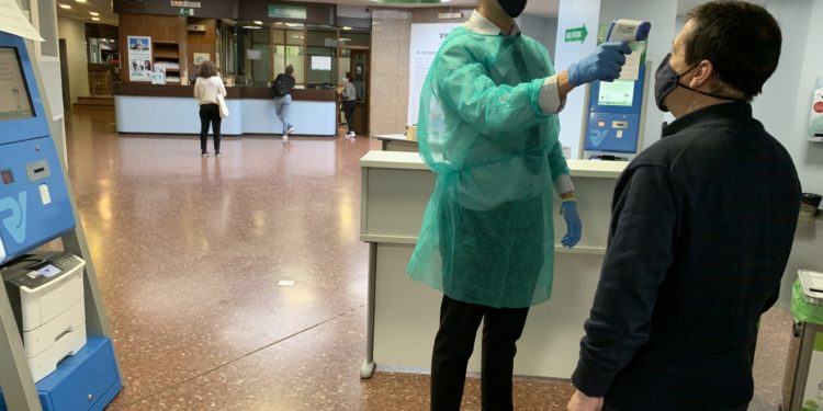 Controles de acceso y reparto de mascarillas en Povisa para evitar contagios