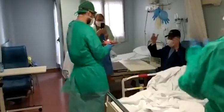 El personal de Povisa sorprende a José Luis, paciente con Covid-19, en su 74 cumpleaños