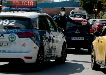 A Policía Local de Vigo intervén nun bar aberto en Alcabre e nunha xuntanza de mozos nun portal