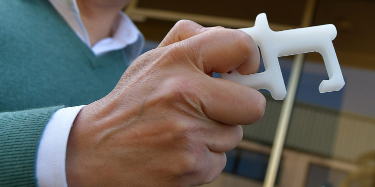 Nace en Vigo el LU_Touch, un dispositivo para evitar contagios al abrir puertas o pulsar botones