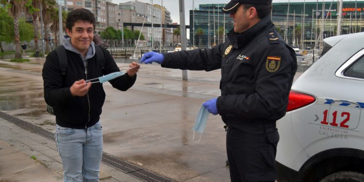 Vigo prepara una compra de 100.000 mascarillas para repartir gratis entre los ciudadanos