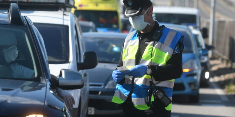 La Policía Local de Vigo sorprende a tres personas paseando por la playa e interviene en dos fiestas