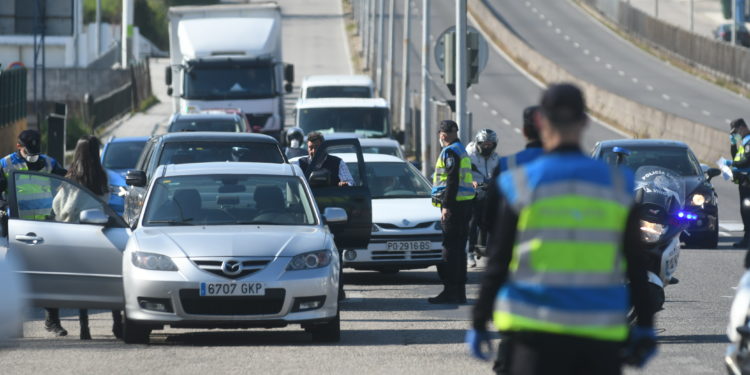 Denunciado por incumplir el confinamiento un vigués que conducía sin cinturón y bajo los efectos de las drogas