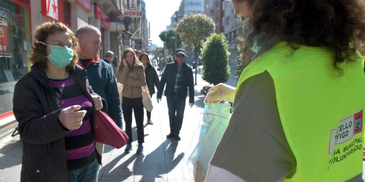 El Concello de Vigo reparte sus 7.500 primeras mascarillas gratuitas por la ciudad