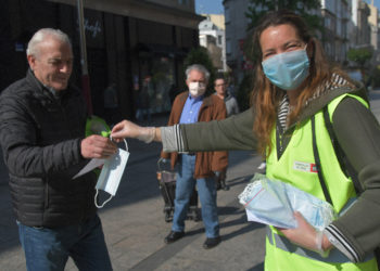 El Concello de Vigo reparte sus 7.500 primeras mascarillas gratuitas por la ciudad