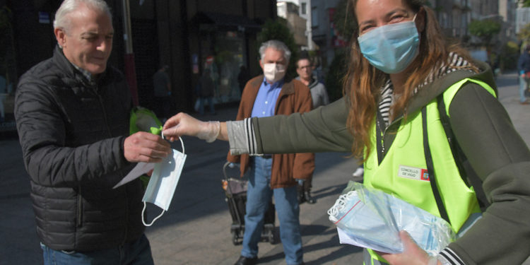El Concello de Vigo reparte sus 7.500 primeras mascarillas gratuitas por la ciudad