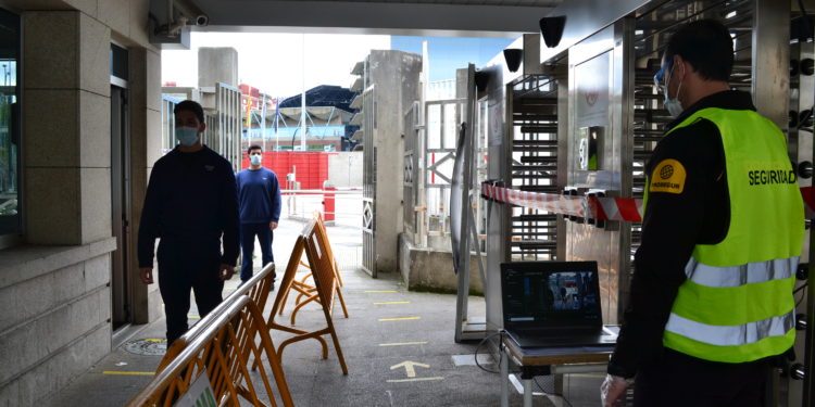 PSA Vigo volverá al trabajo con cámaras termográficas, mascarillas y una “patrulla sanitaria”