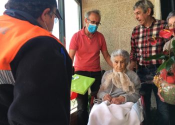 Cinco cumples, de 2 a 99 anos, nos balcóns de Nigrán