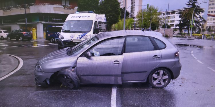 Un conductor drogado se estrella contra la Praza de América